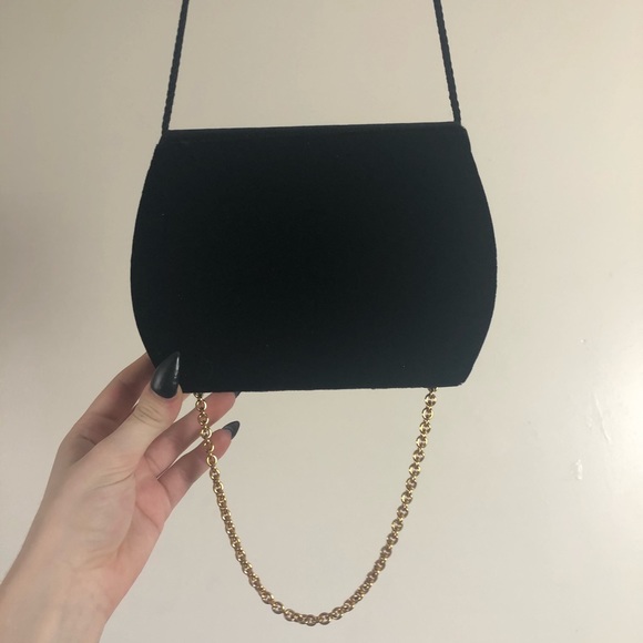 ✨Crossbody Black Bag w/ Gold Colored Chain Detail✨ - Picture 3 of 4
